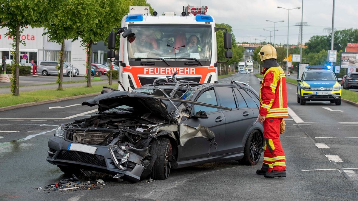 In Erfurt-Linderbach ist am Donnerstagmorgen gegen 5.30 Uhr ein Mercedes unter einen LKW-Auflieger gefahren. Der Fahrer des Lkw wollte nach links in Richtung Erfurt abbiegen. Der Fahrer des PKW ist möglicherweise bei Rot in Richtung Weimar unterwegs gewesen und so kam es zu dem folgenschweren Unfall. Die Polizei ermittelt noch zum genauen Unfallhergang. Der PKW-Fahrer wurde mit leichten Verletzungen in ein Krankenhaus gebracht. Dem Fahrer des LKW geht es soweit gut.