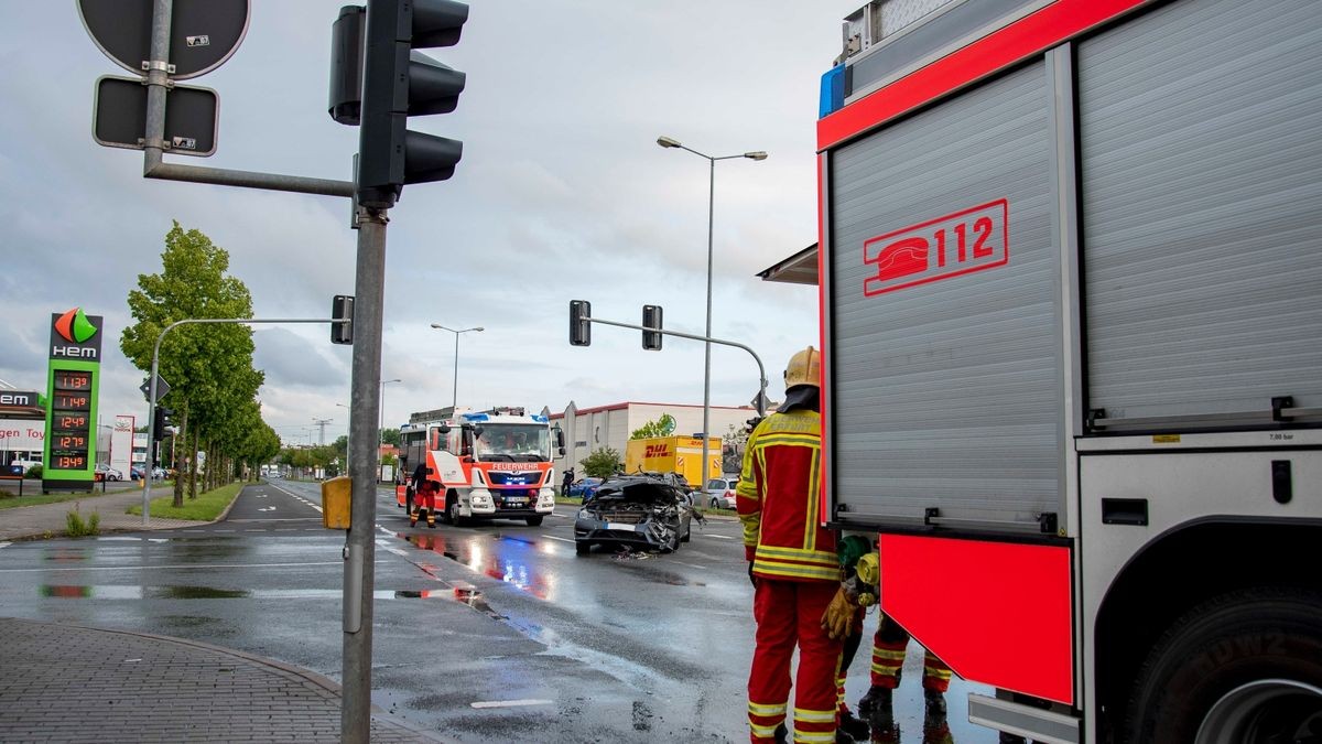 In Erfurt-Linderbach ist am Donnerstagmorgen gegen 5.30 Uhr ein Mercedes unter einen LKW-Auflieger gefahren. Der Fahrer des Lkw wollte nach links in Richtung Erfurt abbiegen. Der Fahrer des PKW ist möglicherweise bei Rot in Richtung Weimar unterwegs gewesen und so kam es zu dem folgenschweren Unfall. Die Polizei ermittelt noch zum genauen Unfallhergang. Der PKW-Fahrer wurde mit leichten Verletzungen in ein Krankenhaus gebracht. Dem Fahrer des LKW geht es soweit gut.