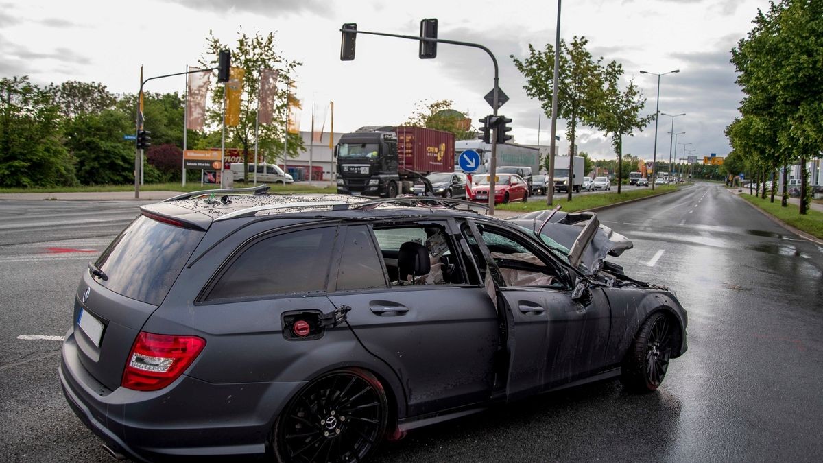 In Erfurt-Linderbach ist am Donnerstagmorgen gegen 5.30 Uhr ein Mercedes unter einen LKW-Auflieger gefahren. Der Fahrer des Lkw wollte nach links in Richtung Erfurt abbiegen. Der Fahrer des PKW ist möglicherweise bei Rot in Richtung Weimar unterwegs gewesen und so kam es zu dem folgenschweren Unfall. Die Polizei ermittelt noch zum genauen Unfallhergang. Der PKW-Fahrer wurde mit leichten Verletzungen in ein Krankenhaus gebracht. Dem Fahrer des LKW geht es soweit gut.