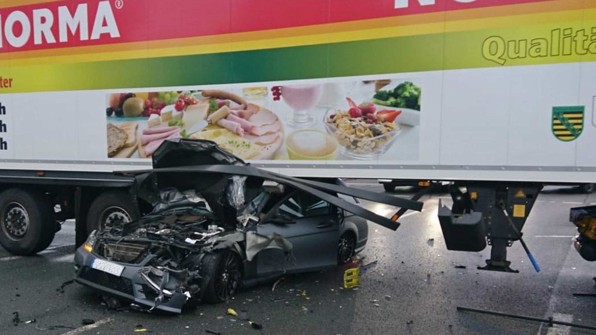 In Erfurt-Linderbach ist am 28. Mai ein Mercedes unter einen LKW-Auflieger gefahren. 