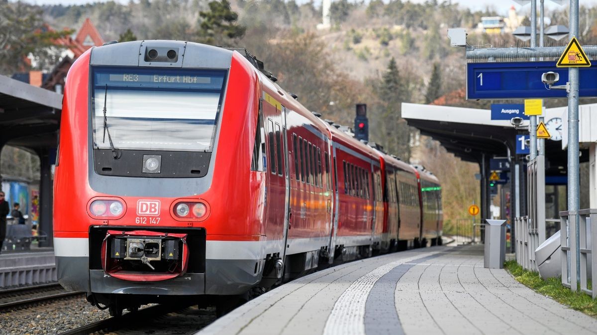 An den Bahnhöfen werden die DB-Mitarbeiter Türgriffe, Handläufe und die Bediensysteme an Fahrkarten- und Snackautomaten häufiger reinigen. 