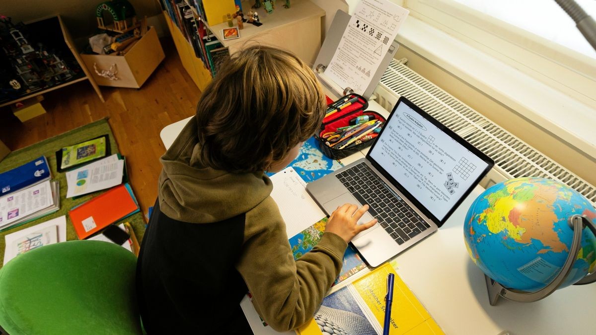 Der elfjährige Gymnasiast Julius löst in seinem Kinderzimmer  Aufgaben, die ihm seine Lehrer für jeden Tag über den Schulserver geschickt haben.