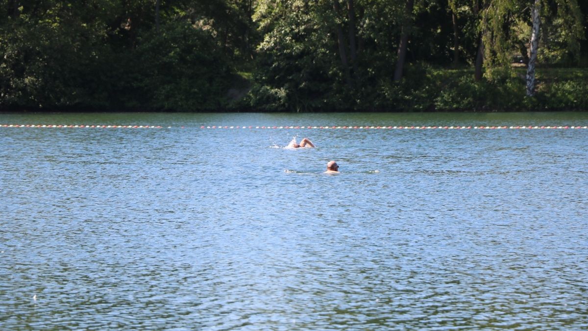 Der Schleichersee öffnete Pfingstmontag und läutet damit in Jena die Freibad-Saison ein. Bei 20 Grad Wassertemperatur und viel Sonnenschein begehrten schon zwischen 10 und 11 Uhr über 100 Jenaer Einlass. Mundschutz ist Pflicht am Einlass, im Kiosk und in den Sanitärräumen. Maximal 1500 Besucher dürfen sich gleichzeitig im weiträumigen Areal aufhalten - natürlich mit Abstand.