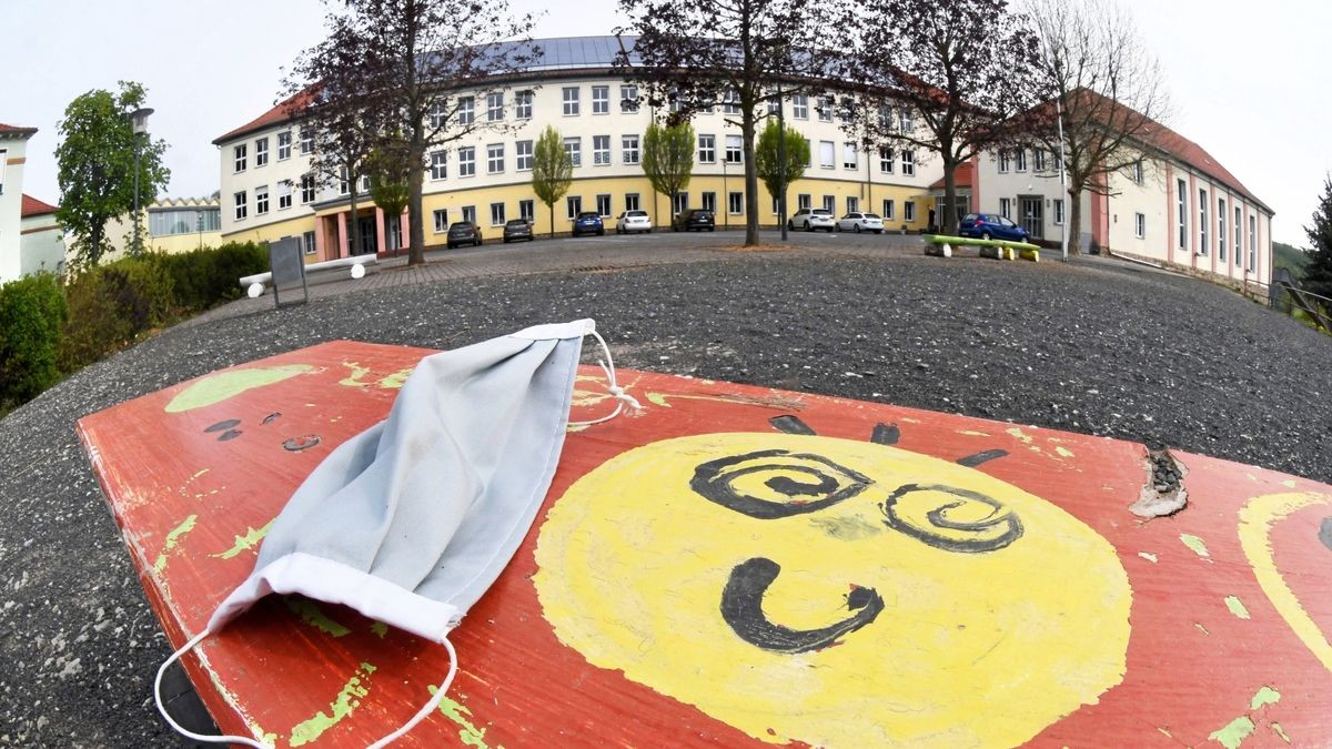 Mit dem Thema Corona haben sich die Schüler schon vor vielen Wochen auseinandergesetzt. Das zeigt auch eine Bank auf dem Hof der Regelschule. 