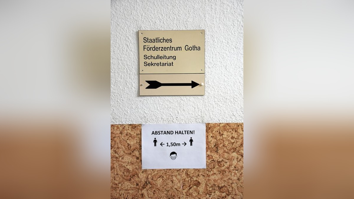 Abstand halten und Maskenpflicht: ein Hinweisschild im Förderzentrum Gotha.