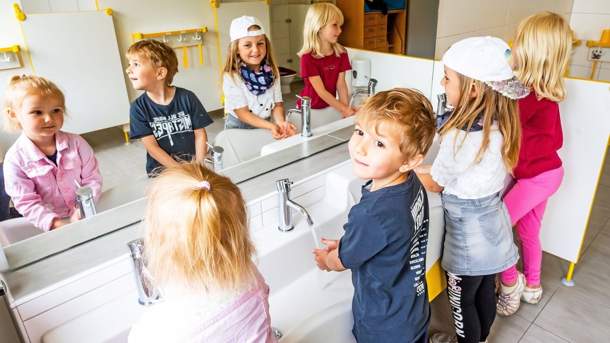 Amelie, Paul, Leana und Emilia (von links) können den neuen Waschraum schon seit längerem nutzen. Nun ist auch der dritte und letzte Bauabschnitt, die Wasserleitung, im Kindergarten Menteroda fertig. 