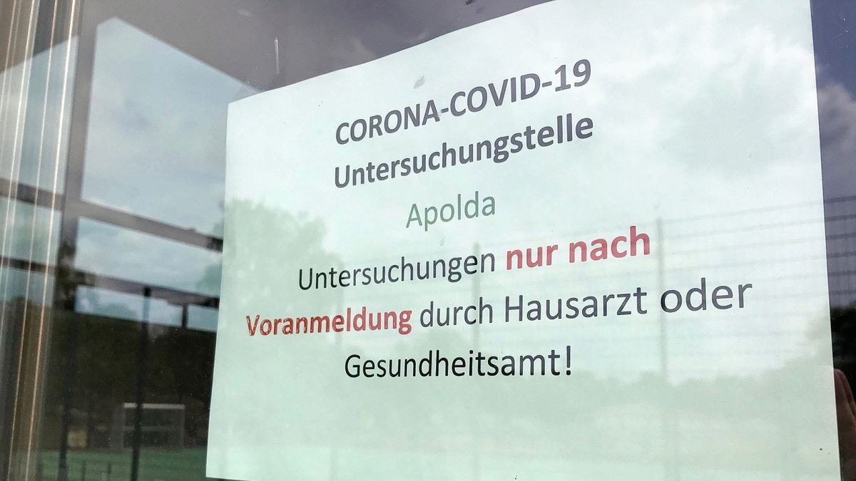 Hinweis an der Corona-Abstrichstelle in Apolda.