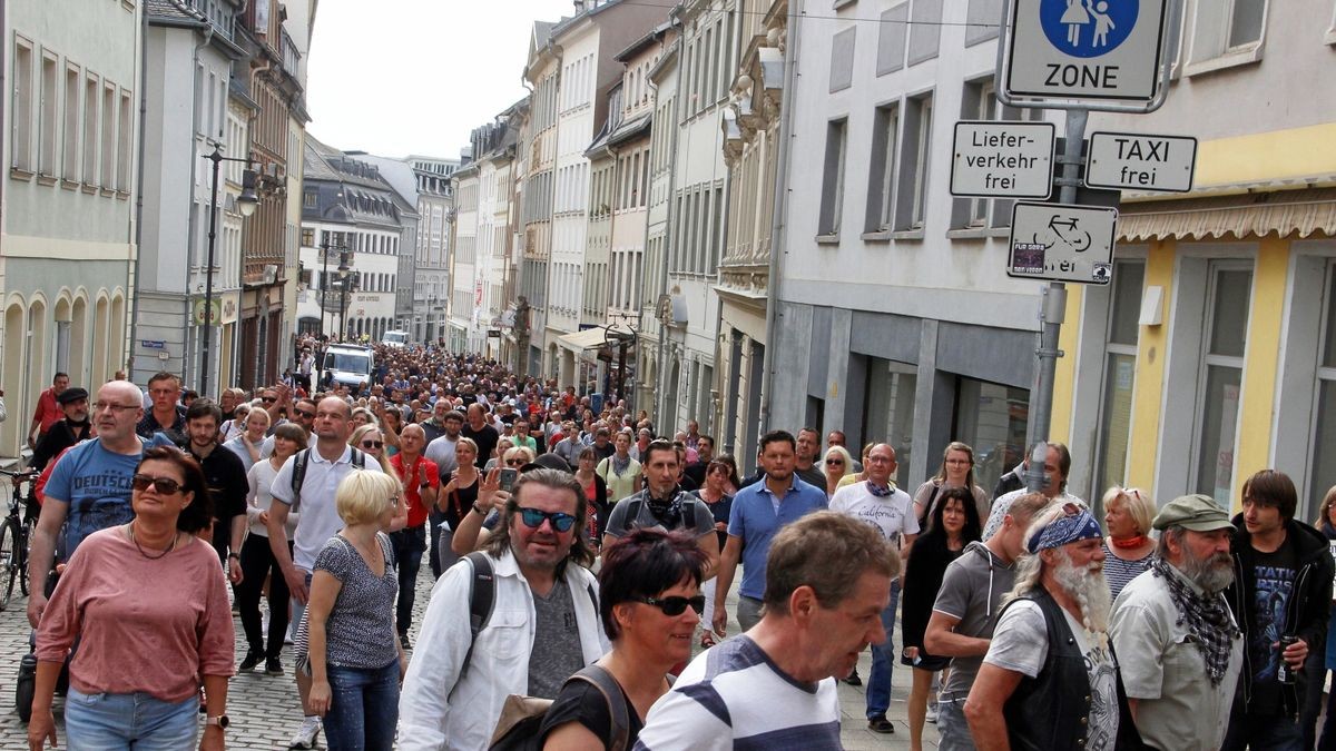 Das Interesse und die Toleranz gegenüber dem Coronavirus weiter. Auch bei der Prävention gegen die Ausbreitung halten sich immer weniger Menschen an die Regeln, wie hier bei einem der sogenannten Spaziergänge durch die Innenstadt von Gera gegen die Corona-Beschränkungen zu sehen ist.