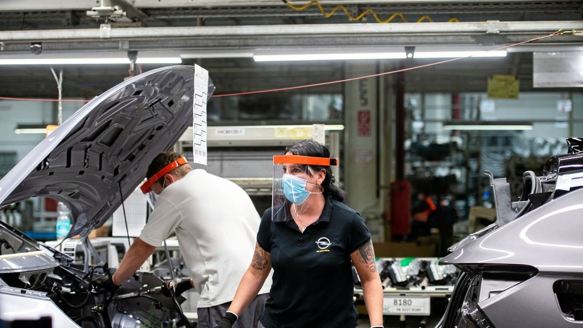 Bei Opel Eisenach wird die Produktion des Grandland X schrittweise wieder hochgefahren worden. An einigen Arbeitsplätzen muss neben dem Mund- und Nasenschutz zusätzlich ein Schild getragen werden. 