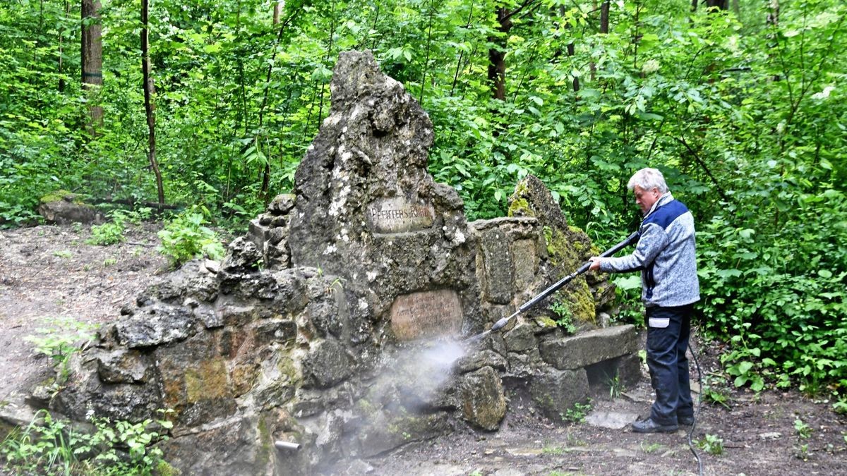 Günter Zimmermann reinigt das Denkmal „Pfeiffers Ruhe“ im Belvederer Forst, ergänzt fehlende Steine und erneuert Fugen.