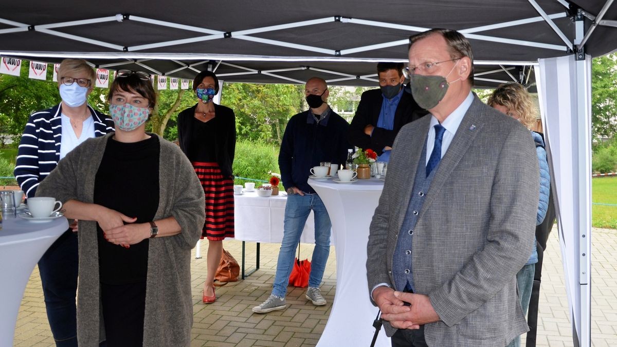 Der Awo-Regionalverband sprach Donnerstag mit Ulrike Grosse-Röthig und u.a. Ministerpräsident Bodo Ramelow (vorne von links). Der Vorstandsvorsitzende Frank Albrecht hatte dazu in den Garten der Nordknirpse eingeladen. 