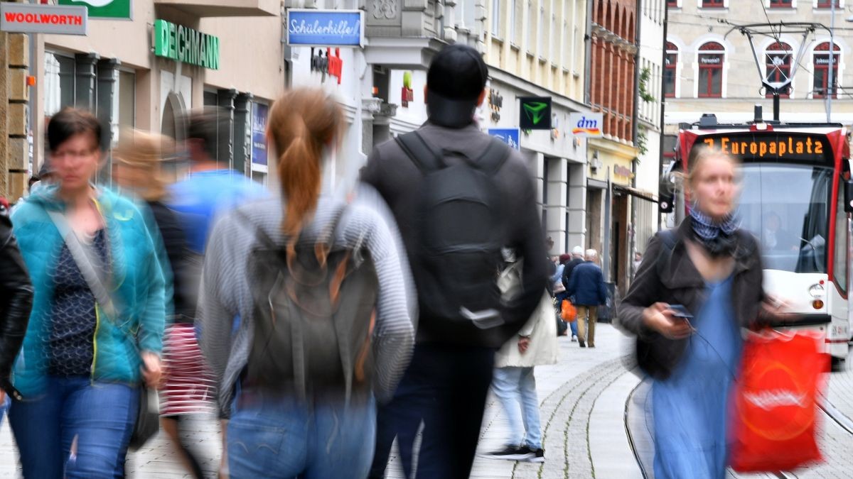 Passanten laufen im Stadtzentrum die Bahnhofstraße entlang. Thüringen hebt die wegen der Corona-Pandemie erlassenen Kontaktbeschränkungen zum 13. Juni auf. In einer neuen Grundverordnung wird lediglich empfohlen, sich nur mit einem weiteren Haushalt oder mit maximal zehn Menschen zu treffen. 