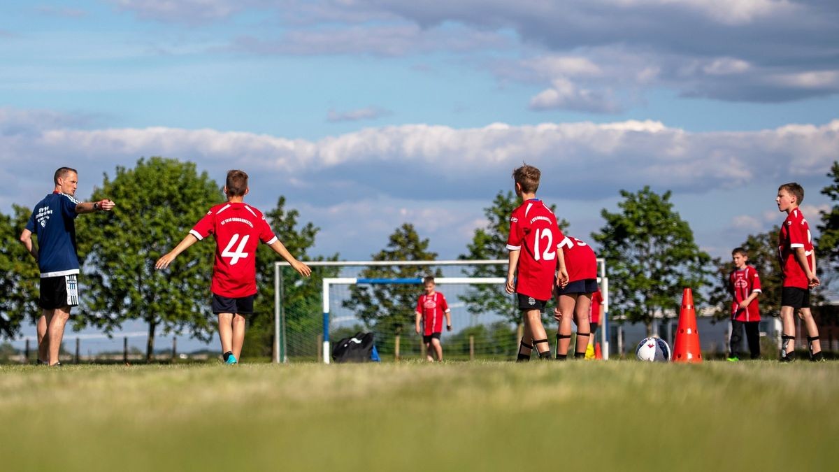 Nach der Corona-Zwangspause darf der Ball wieder rollen, wie hier im Training beim SV 1916 Großrudestedt.