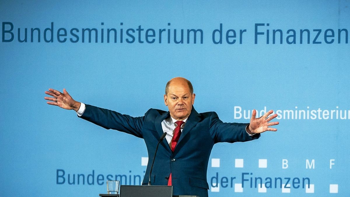 Olaf Scholz (SPD), Bundesfinanzminister, spricht und macht eine weitausholende Geste auf einer Pressekonferenz zum Konjunkturprogramm im Rahmen der Corona-Hilfen. 