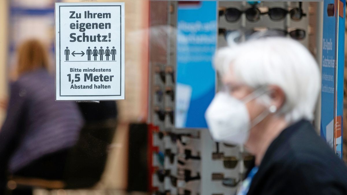 Hintergrund ist ein Eilantrag, der darauf abzielte, die Thüringer Verordnung mit Bezug auf die Maskenpflicht im öffentlichen Nahverkehr und Geschäften vorläufig außer Vollzug zu setzen. 