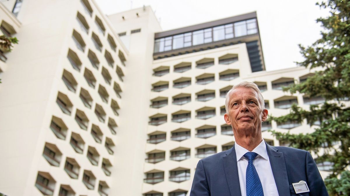 Hoteldirektor Bernard Ribberink vor dem Hotel.