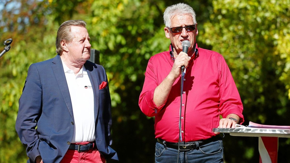 Rot-Weiß-Ehrenpräsident Klaus Neumann und der Ehrenratsvorsitzende des FC Rot-Weiß Erfurt, Hans-Dieter Steiger bei einem Fanfest.