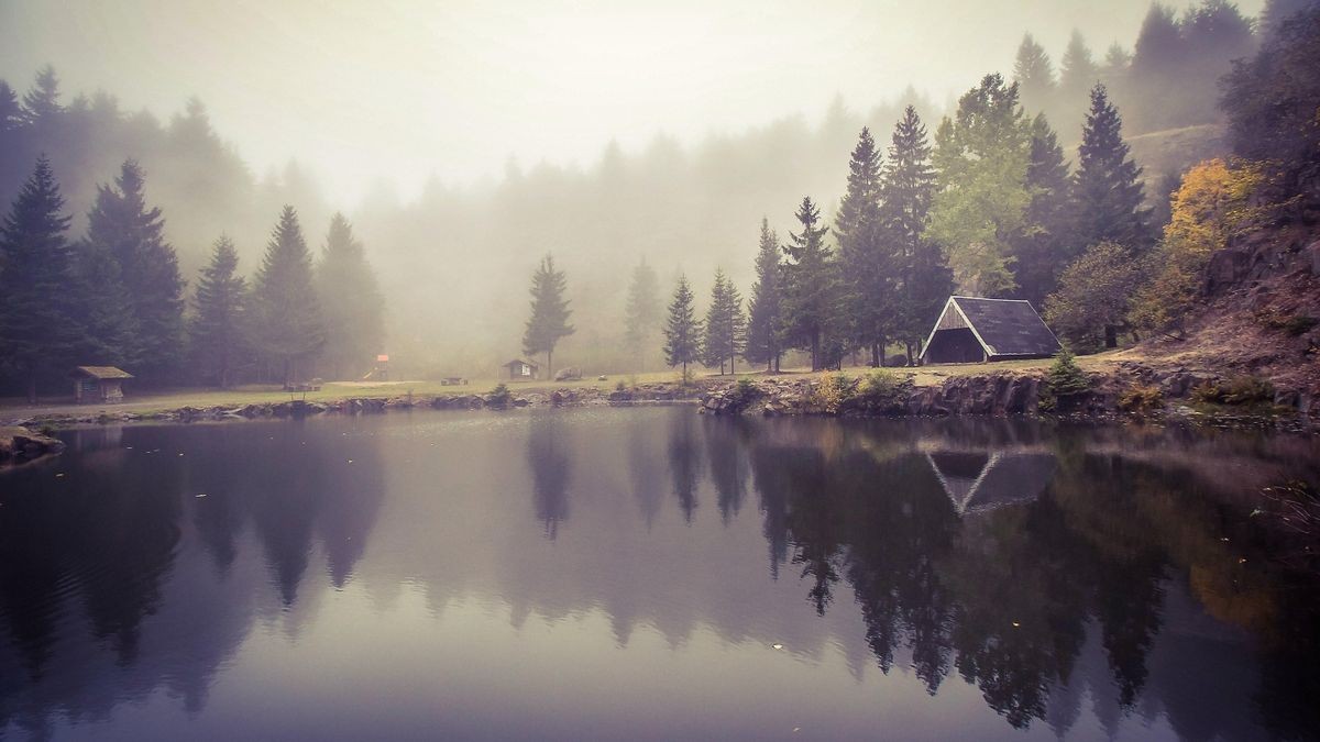 Der Bergsee Ebertswiese, unweit des Rennsteiges gelegen zu einem kühlen Bad im kristallklaren Wasser ein. Aber selbst im Winter sieht man dort gelegentlich Eisbader.