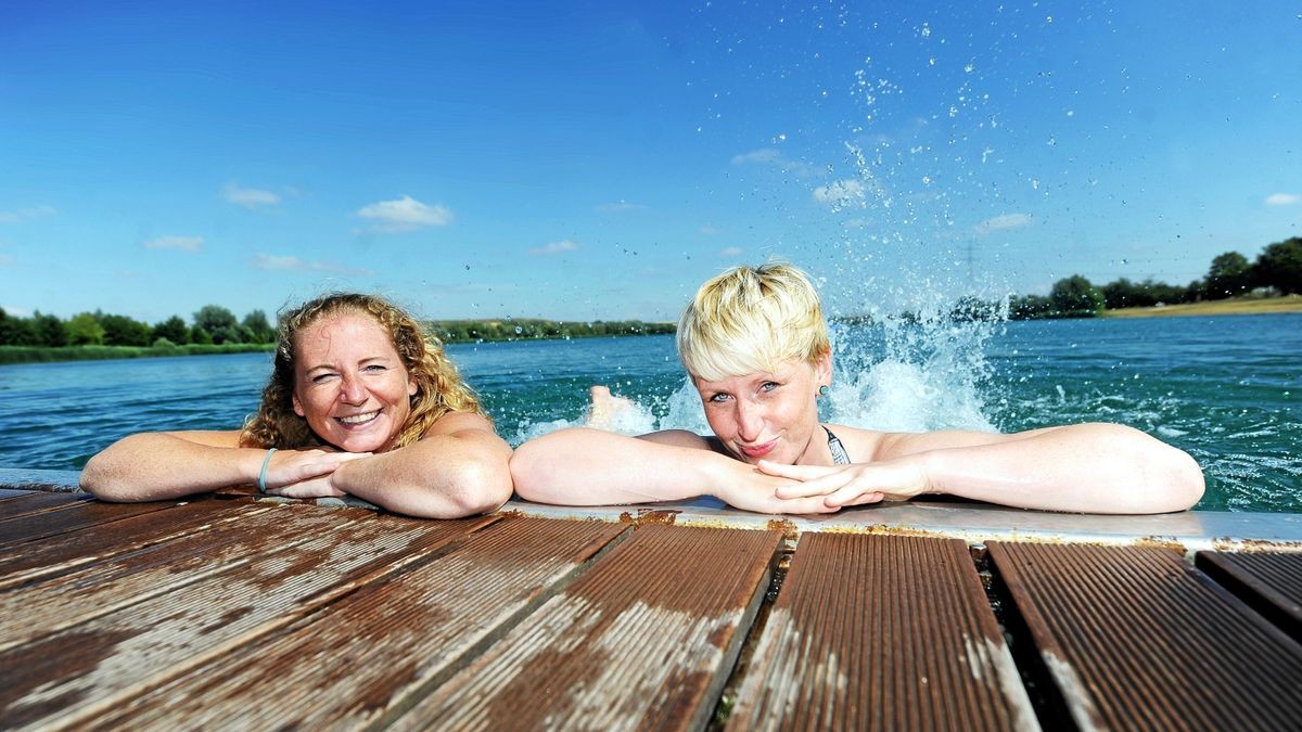 Strandbad Stotternheim: Diana Messerer (links) und Maria erfrischen sich im Baggersee.