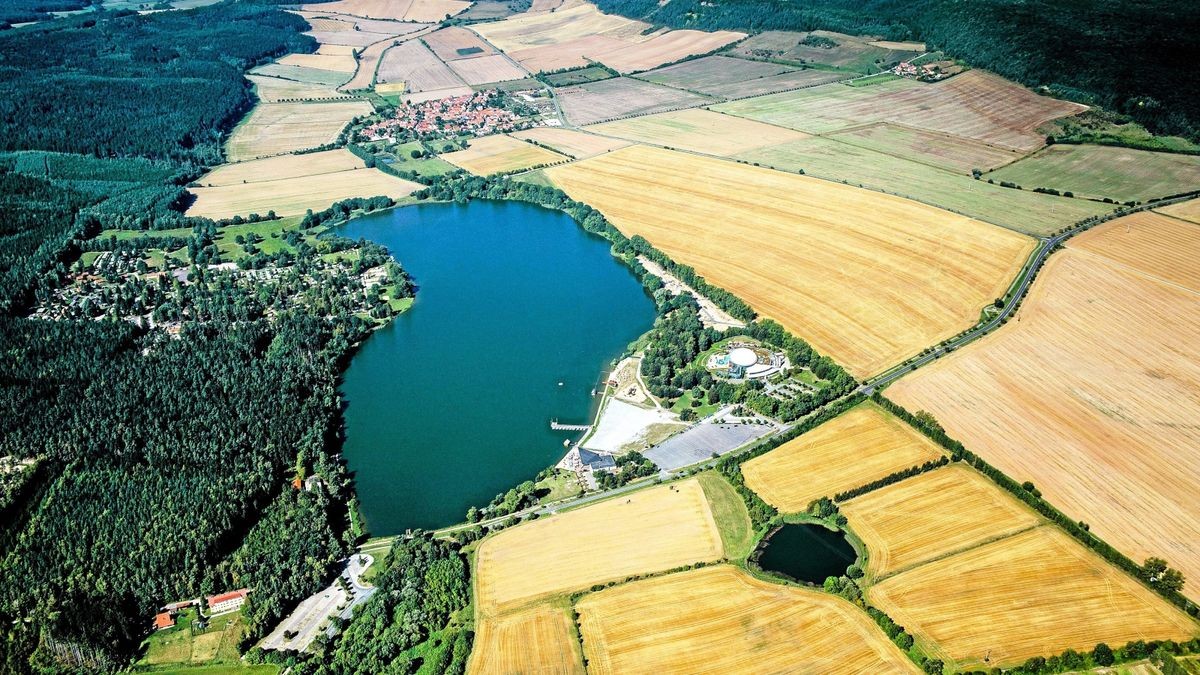 Blick auf Ferienpark, Thermalbad und Strandbad im Freizeitpark an der Talsperre Hohenfelden