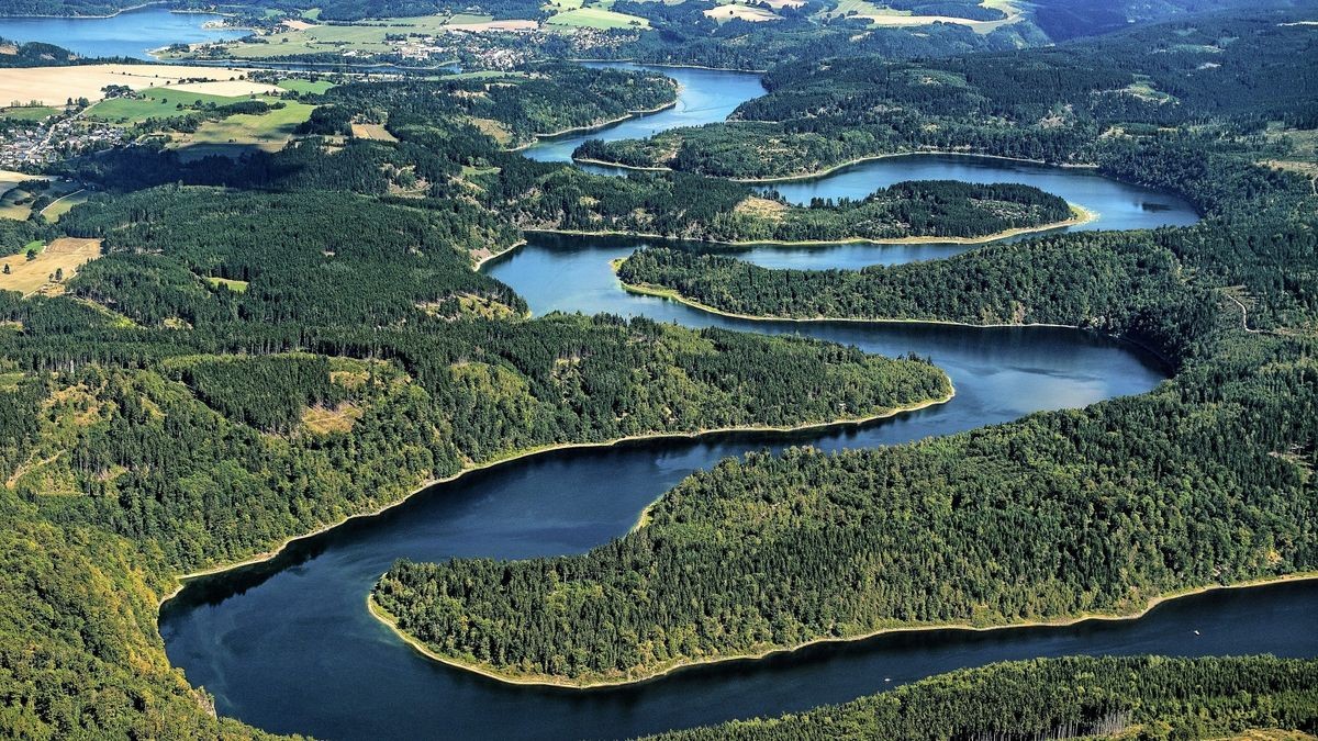 Die Bleilochtalsperre ist ein 28 Kilometer langer Stausee der 215 Millionen Kubikmeter Wasser der Saale staut. Damit ist die Bleilochtalsperre der vom Fassungsvolumen größte Stausee Deutschlands.