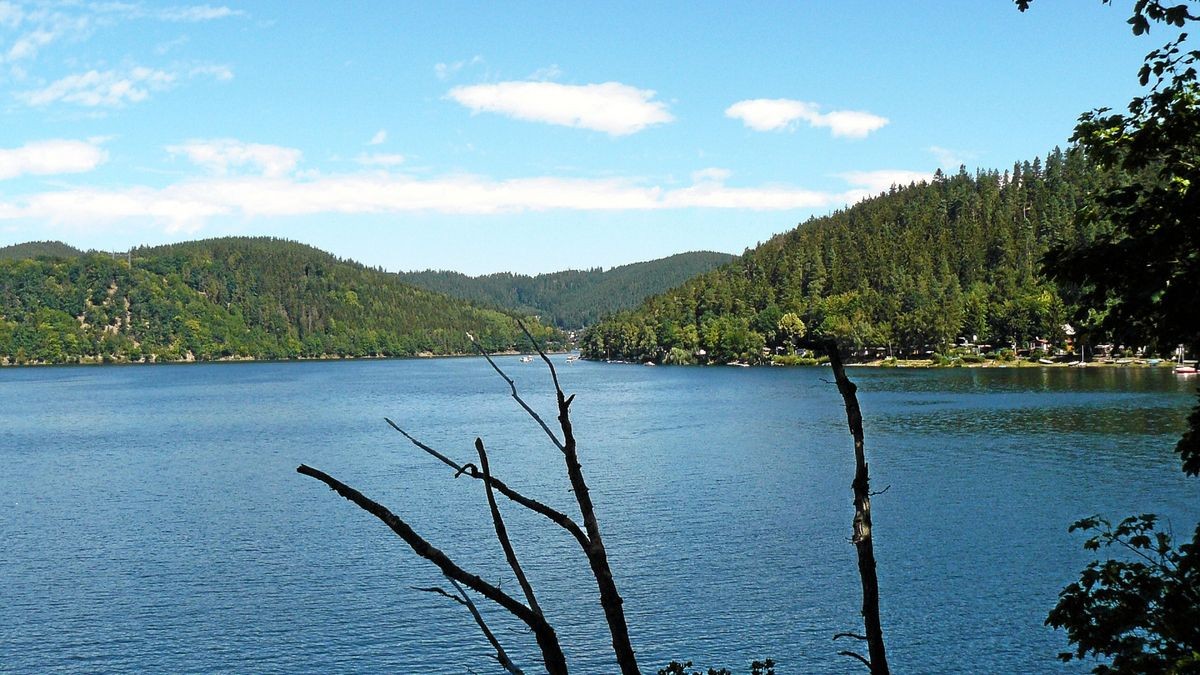 Und damit Thüringens zweitgrößte Badewanne nach dem Hohenwarte-Stausee. Der anhaltend warme Sommer beschert den relativ wenigen ausgewiesenen Badestellen vor allem ab Nachmittag einen Ansturm von Menschen auf der Suche nach Kühlung.