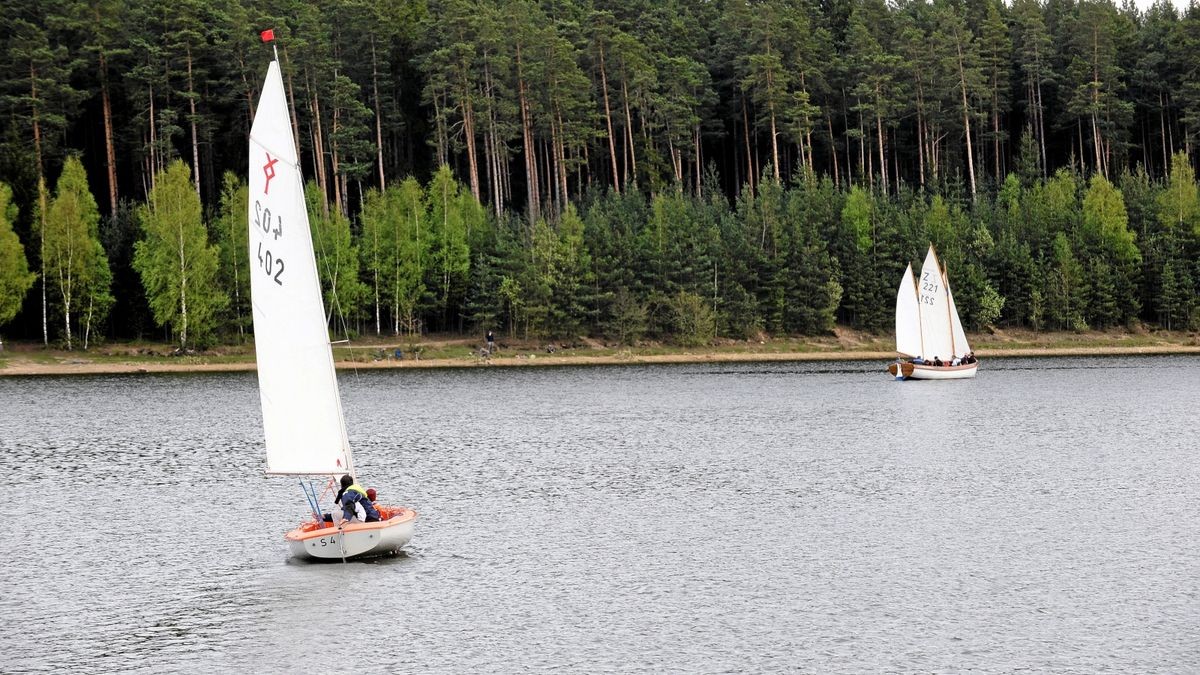 Ansegeln auf der Talsperre Heyda bei Wipfra nahe Ilmenau. Für Erholungsuchende aus Ilmenau und Umgebung ist sie der erste Anlaufpunkt: Die Talsperre mit 5,4 Millionen Kubikmeter Wasser wurde 1988 fertiggestellt und diente Ilmenauer Elektronikbetrieben als Kühlwasserlieferant.