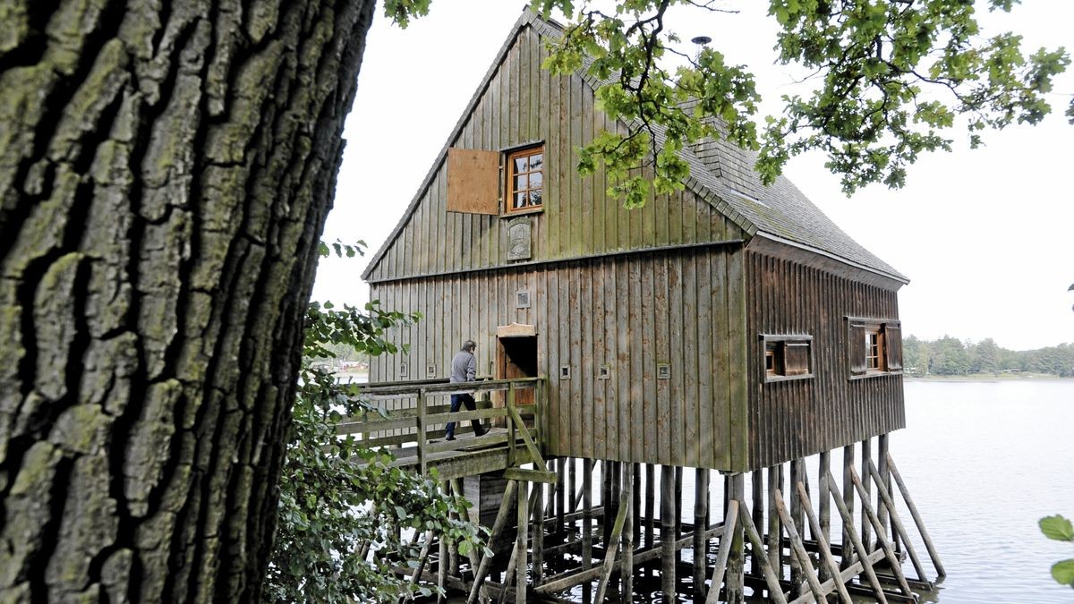 Wahrzeichen des Plothener Teichgebiets ist das etwa 300 Jahre alte Pfahlhaus im Hausteich, in dem ein kleines Museum untergebracht ist. Das 