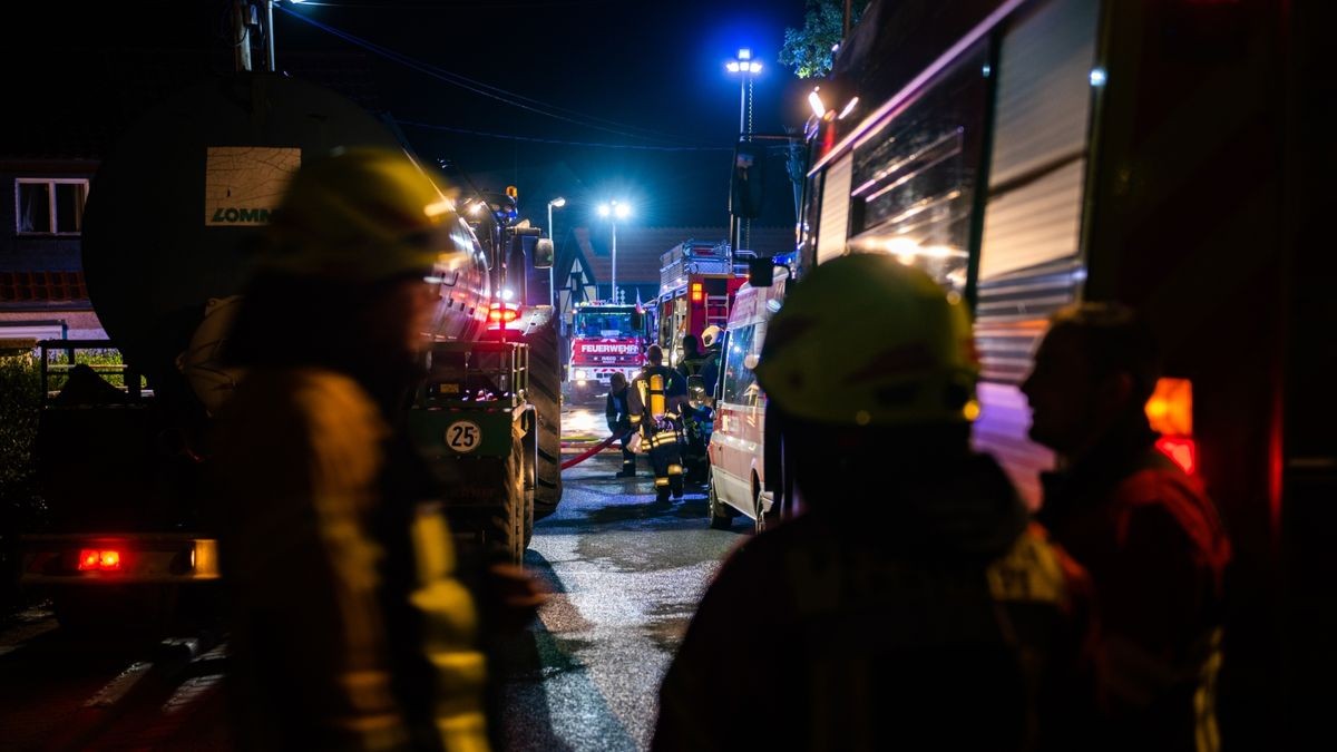 Die Scheune und das Nachbargebäude, ein ehemaliger Kuhstall, brannten komplett aus. Die Wehren konnten aber das Übergreifen der Flammen auf das Wohnhaus, auf ein weiteres Stallgebäude und das ehemalige Melkhaus verhindern. Die Brandursache ist noch unklar, der Sachschaden ist immens.