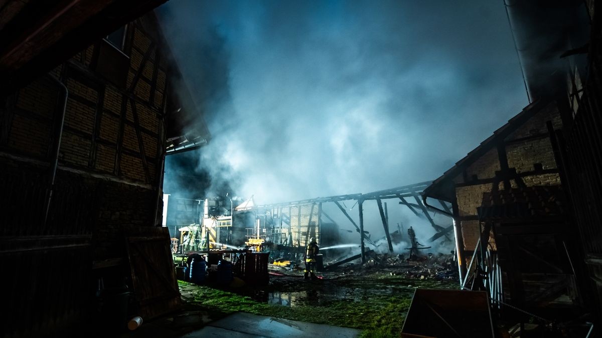 Die Scheune und das Nachbargebäude, ein ehemaliger Kuhstall, brannten komplett aus. Die Wehren konnten aber das Übergreifen der Flammen auf das Wohnhaus, auf ein weiteres Stallgebäude und das ehemalige Melkhaus verhindern. Die Brandursache ist noch unklar, der Sachschaden ist immens.