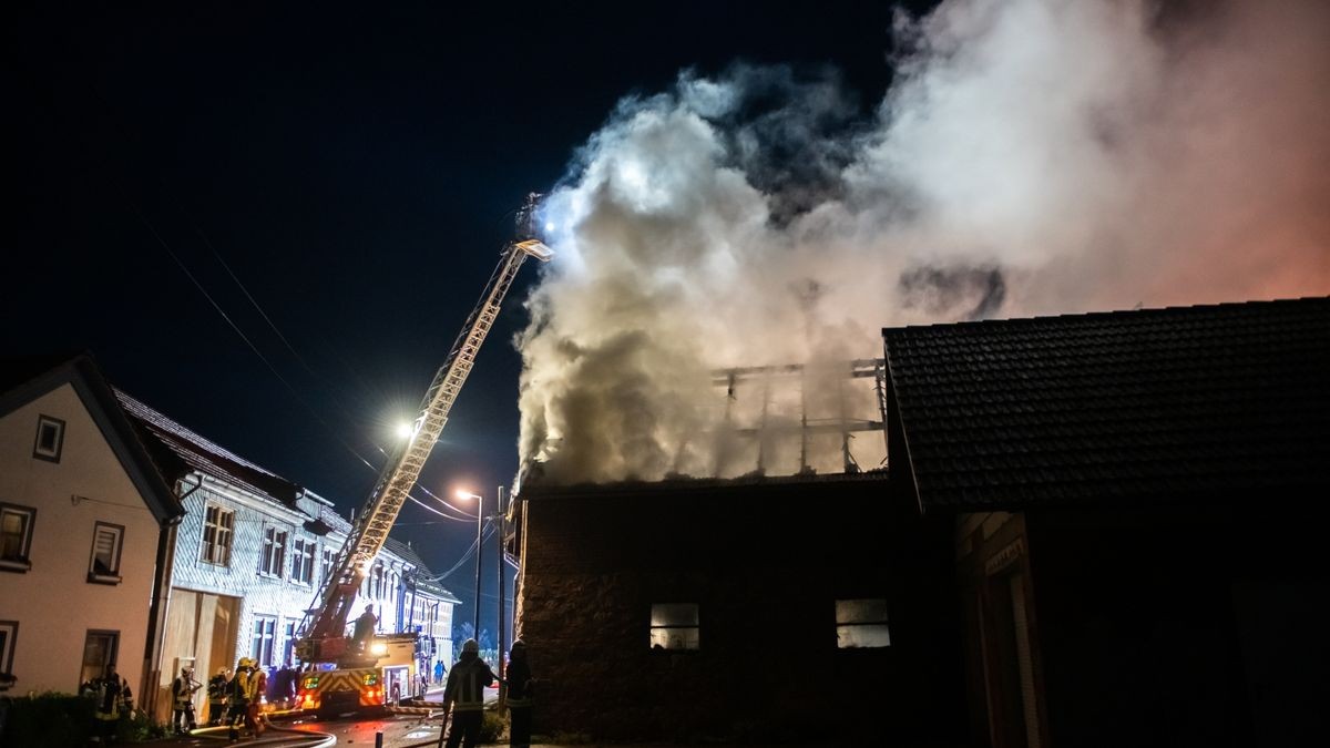 Die Scheune und das Nachbargebäude, ein ehemaliger Kuhstall, brannten komplett aus. Die Wehren konnten aber das Übergreifen der Flammen auf das Wohnhaus, auf ein weiteres Stallgebäude und das ehemalige Melkhaus verhindern. Die Brandursache ist noch unklar, der Sachschaden ist immens.