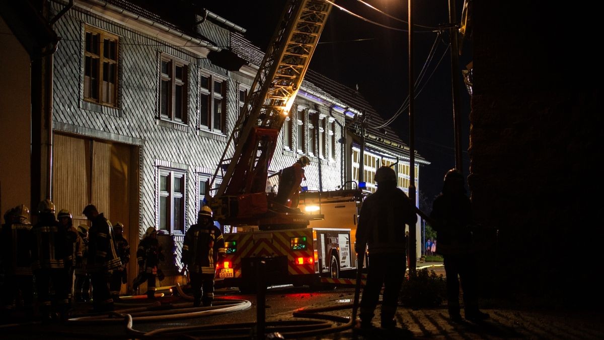 Die Scheune und das Nachbargebäude, ein ehemaliger Kuhstall, brannten komplett aus. Die Wehren konnten aber das Übergreifen der Flammen auf das Wohnhaus, auf ein weiteres Stallgebäude und das ehemalige Melkhaus verhindern. Die Brandursache ist noch unklar, der Sachschaden ist immens.