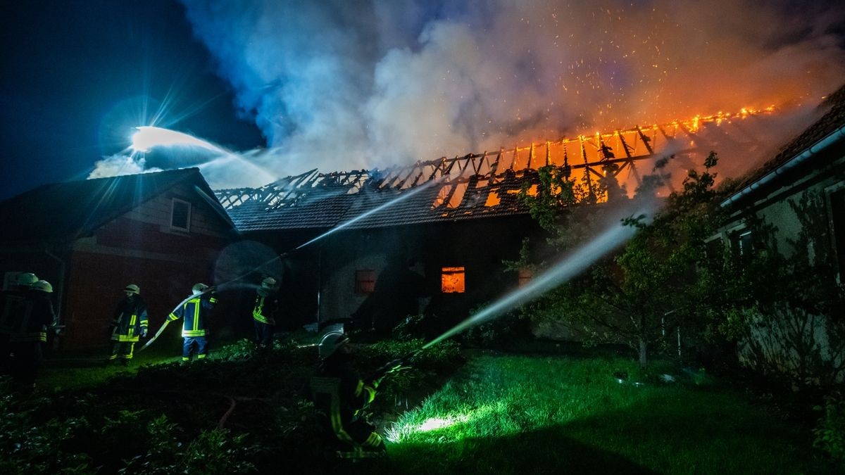 Die Scheune und das Nachbargebäude, ein ehemaliger Kuhstall, brannten komplett aus. Die Wehren konnten aber das Übergreifen der Flammen auf das Wohnhaus, auf ein weiteres Stallgebäude und das ehemalige Melkhaus verhindern. Die Brandursache ist noch unklar, der Sachschaden ist immens.