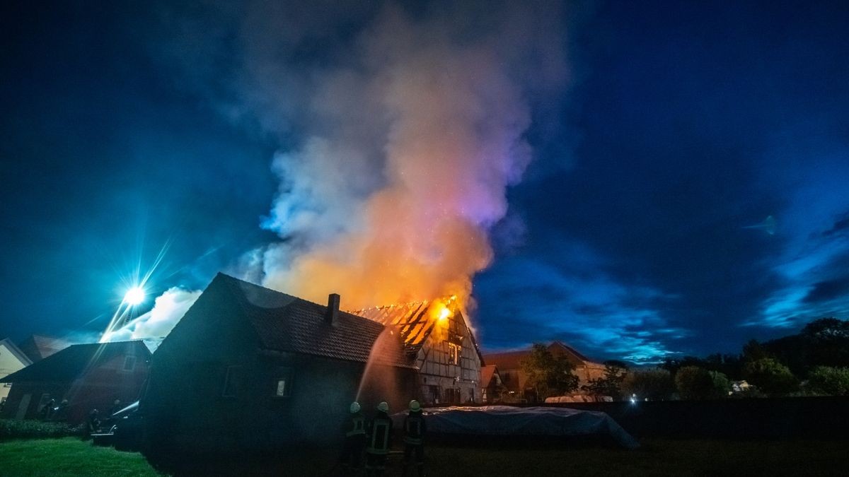 Die Scheune und das Nachbargebäude, ein ehemaliger Kuhstall, brannten komplett aus. Die Wehren konnten aber das Übergreifen der Flammen auf das Wohnhaus, auf ein weiteres Stallgebäude und das ehemalige Melkhaus verhindern. Die Brandursache ist noch unklar, der Sachschaden ist immens.