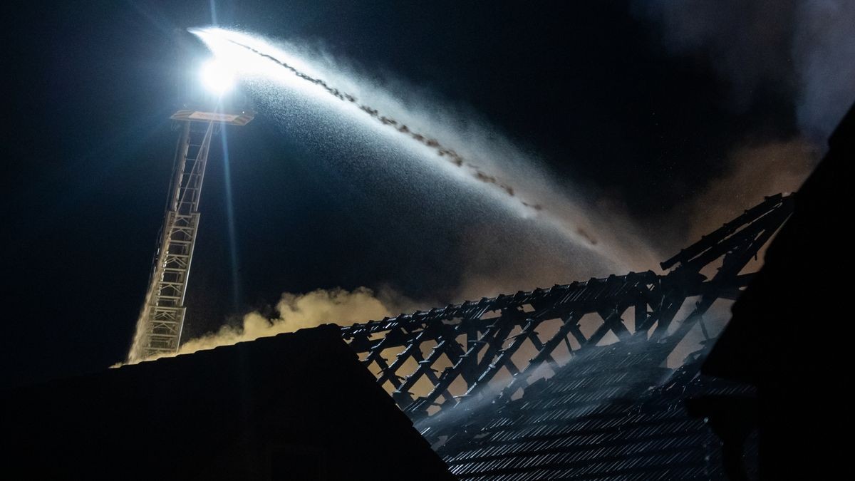 Die Scheune und das Nachbargebäude, ein ehemaliger Kuhstall, brannten komplett aus. Die Wehren konnten aber das Übergreifen der Flammen auf das Wohnhaus, auf ein weiteres Stallgebäude und das ehemalige Melkhaus verhindern. Die Brandursache ist noch unklar, der Sachschaden ist immens.