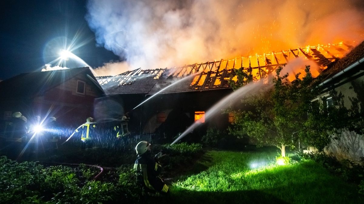 Die Scheune und das Nachbargebäude, ein ehemaliger Kuhstall, brannten komplett aus. Die Wehren konnten aber das Übergreifen der Flammen auf das Wohnhaus, auf ein weiteres Stallgebäude und das ehemalige Melkhaus verhindern. Die Brandursache ist noch unklar, der Sachschaden ist immens.