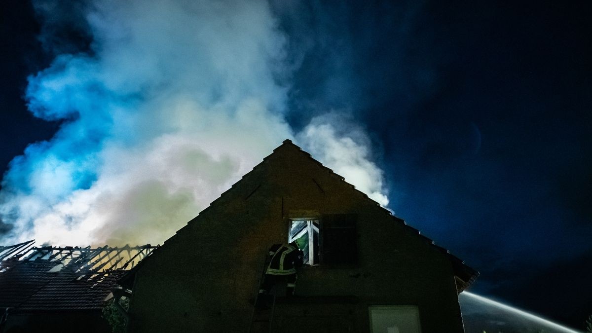 Die Scheune und das Nachbargebäude, ein ehemaliger Kuhstall, brannten komplett aus. Die Wehren konnten aber das Übergreifen der Flammen auf das Wohnhaus, auf ein weiteres Stallgebäude und das ehemalige Melkhaus verhindern. Die Brandursache ist noch unklar, der Sachschaden ist immens.