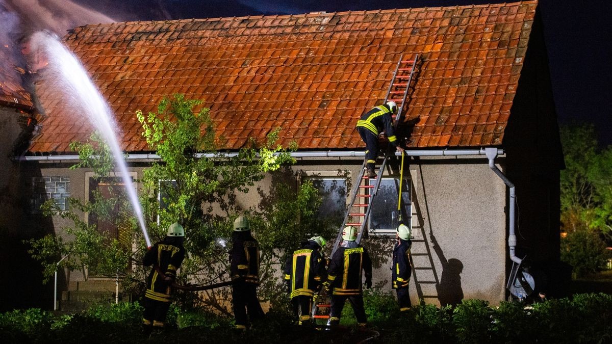 Die Scheune und das Nachbargebäude, ein ehemaliger Kuhstall, brannten komplett aus. Die Wehren konnten aber das Übergreifen der Flammen auf das Wohnhaus, auf ein weiteres Stallgebäude und das ehemalige Melkhaus verhindern. Die Brandursache ist noch unklar, der Sachschaden ist immens.