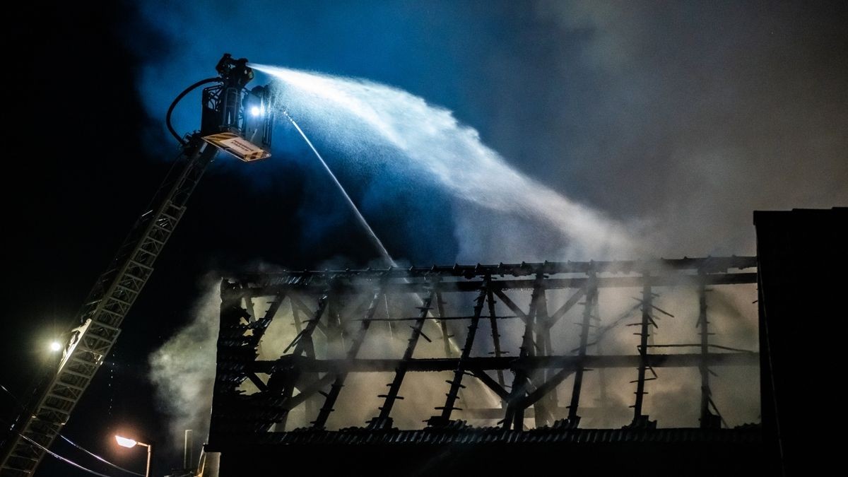 Die Scheune und das Nachbargebäude, ein ehemaliger Kuhstall, brannten komplett aus. Die Wehren konnten aber das Übergreifen der Flammen auf das Wohnhaus, auf ein weiteres Stallgebäude und das ehemalige Melkhaus verhindern. Die Brandursache ist noch unklar, der Sachschaden ist immens.