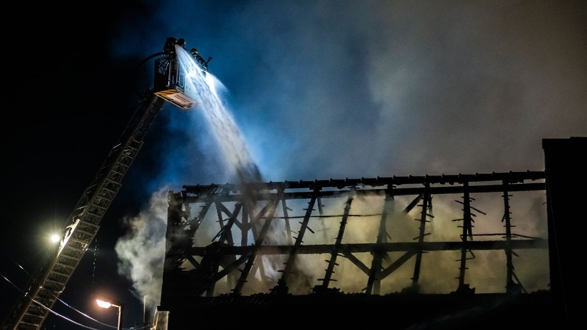 Die Scheune und das Nachbargebäude, ein ehemaliger Kuhstall, brannten komplett aus. Die Wehren konnten aber das Übergreifen der Flammen auf das Wohnhaus, auf ein weiteres Stallgebäude und das ehemalige Melkhaus verhindern. Die Brandursache ist noch unklar, der Sachschaden ist immens.