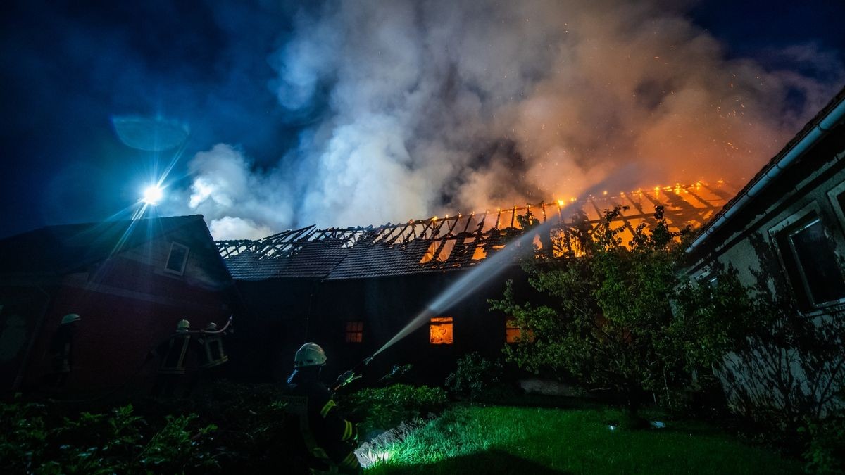 Die Scheune und das Nachbargebäude, ein ehemaliger Kuhstall, brannten komplett aus. Die Wehren konnten aber das Übergreifen der Flammen auf das Wohnhaus, auf ein weiteres Stallgebäude und das ehemalige Melkhaus verhindern. Die Brandursache ist noch unklar, der Sachschaden ist immens.