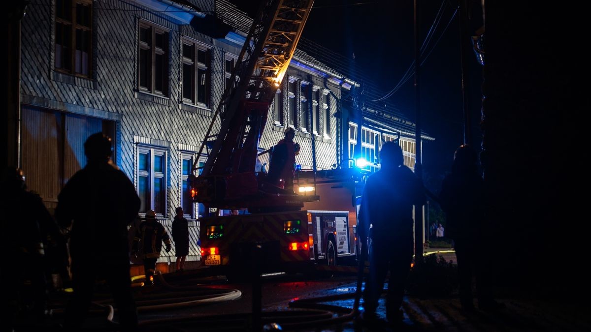 Die Scheune und das Nachbargebäude, ein ehemaliger Kuhstall, brannten komplett aus. Die Wehren konnten aber das Übergreifen der Flammen auf das Wohnhaus, auf ein weiteres Stallgebäude und das ehemalige Melkhaus verhindern. Die Brandursache ist noch unklar, der Sachschaden ist immens.