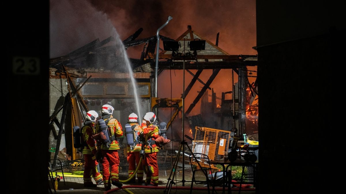 Die Scheune und das Nachbargebäude, ein ehemaliger Kuhstall, brannten komplett aus. Die Wehren konnten aber das Übergreifen der Flammen auf das Wohnhaus, auf ein weiteres Stallgebäude und das ehemalige Melkhaus verhindern. Die Brandursache ist noch unklar, der Sachschaden ist immens.