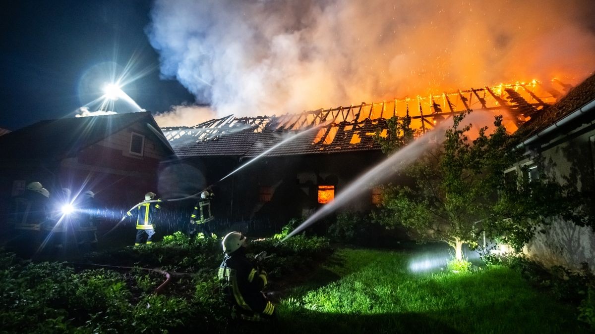 Die Feuerwehr rief am Donnerstag gegen 21.44 Uhr ein Anwohner des Waidrasens in Ellichleben. In einem Nachbargehöft schlugen dichte Qualmwolken und Flammen aus einem Scheunendach.