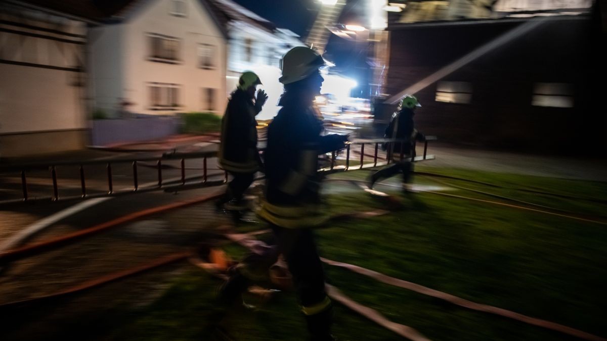 Die Scheune und das Nachbargebäude, ein ehemaliger Kuhstall, brannten komplett aus. Die Wehren konnten aber das Übergreifen der Flammen auf das Wohnhaus, auf ein weiteres Stallgebäude und das ehemalige Melkhaus verhindern. Die Brandursache ist noch unklar, der Sachschaden ist immens.