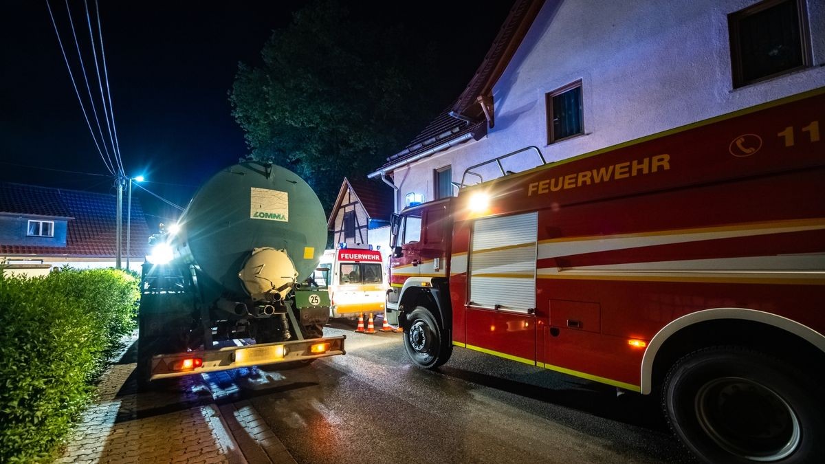 Die Scheune und das Nachbargebäude, ein ehemaliger Kuhstall, brannten komplett aus. Die Wehren konnten aber das Übergreifen der Flammen auf das Wohnhaus, auf ein weiteres Stallgebäude und das ehemalige Melkhaus verhindern. Die Brandursache ist noch unklar, der Sachschaden ist immens.