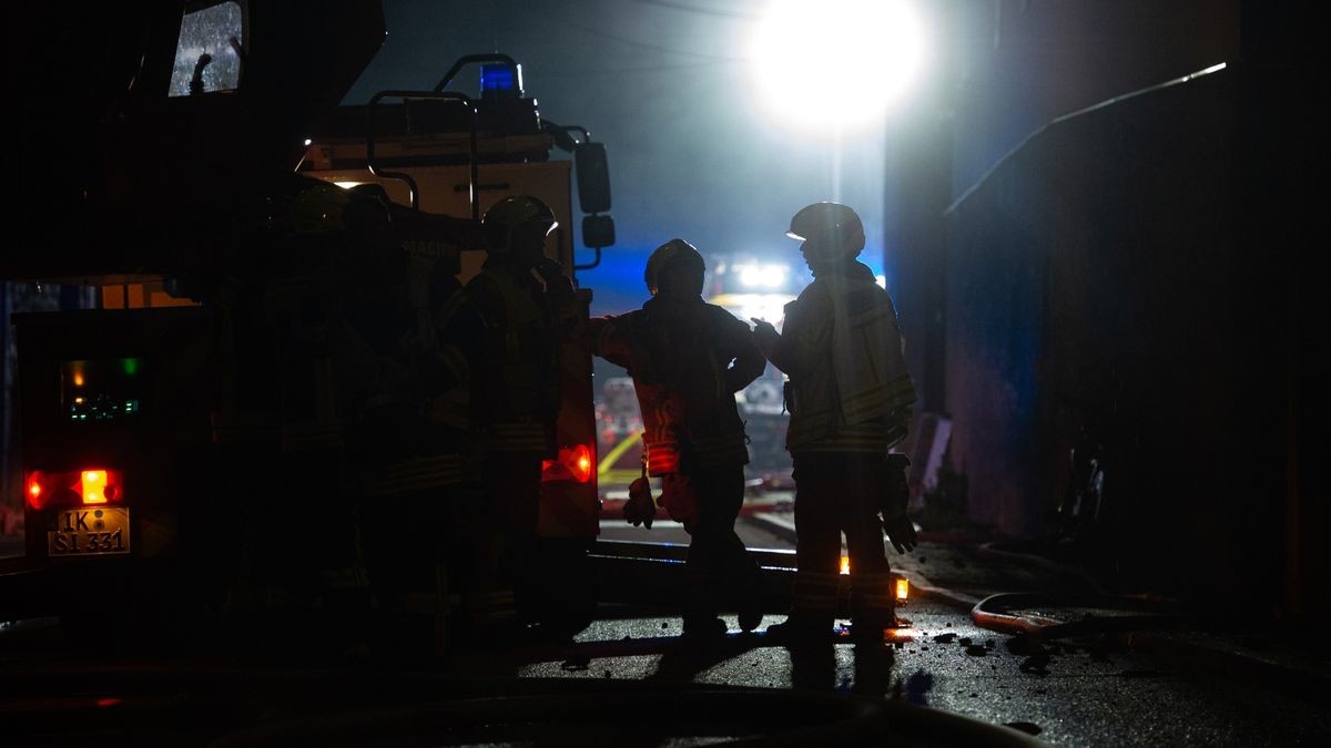 Die Scheune und das Nachbargebäude, ein ehemaliger Kuhstall, brannten komplett aus. Die Wehren konnten aber das Übergreifen der Flammen auf das Wohnhaus, auf ein weiteres Stallgebäude und das ehemalige Melkhaus verhindern. Die Brandursache ist noch unklar, der Sachschaden ist immens.