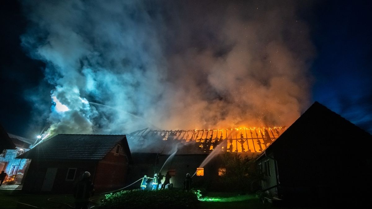 Die Scheune und das Nachbargebäude, ein ehemaliger Kuhstall, brannten komplett aus. Die Wehren konnten aber das Übergreifen der Flammen auf das Wohnhaus, auf ein weiteres Stallgebäude und das ehemalige Melkhaus verhindern. Die Brandursache ist noch unklar, der Sachschaden ist immens.