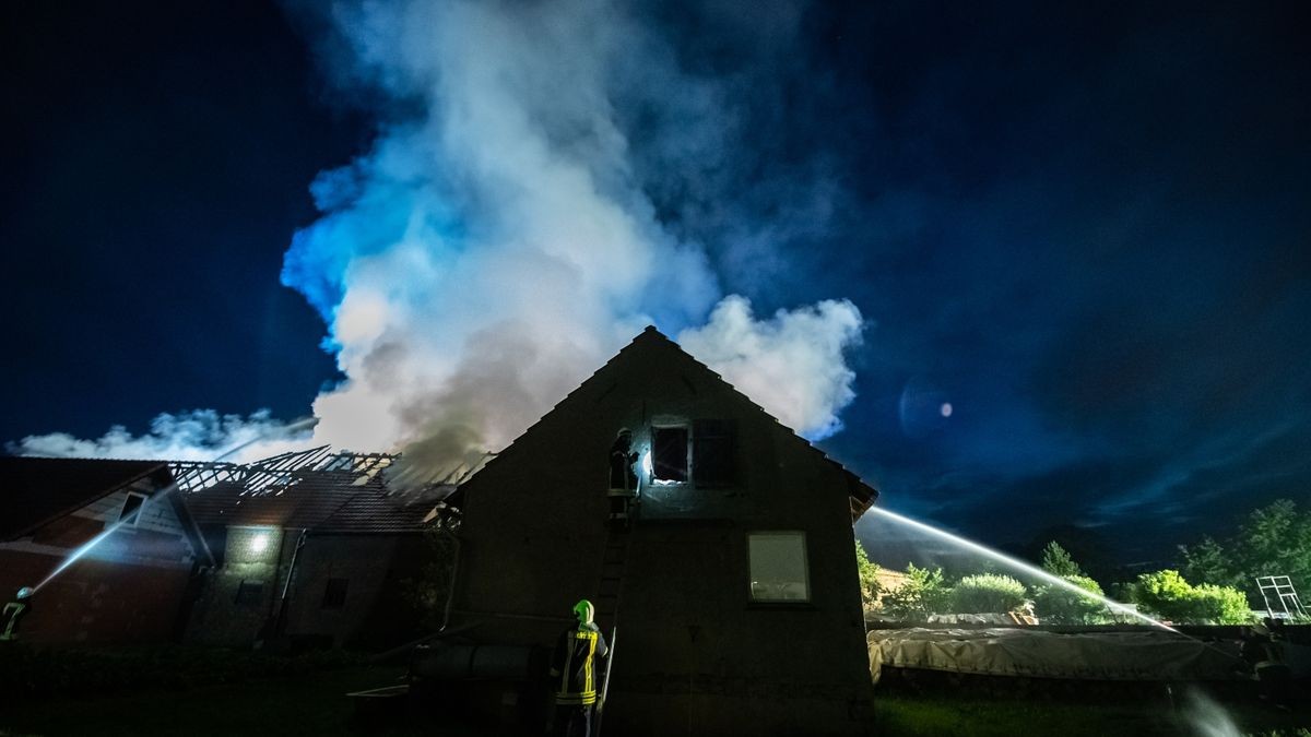 Die Scheune und das Nachbargebäude, ein ehemaliger Kuhstall, brannten komplett aus. Die Wehren konnten aber das Übergreifen der Flammen auf das Wohnhaus, auf ein weiteres Stallgebäude und das ehemalige Melkhaus verhindern. Die Brandursache ist noch unklar, der Sachschaden ist immens.