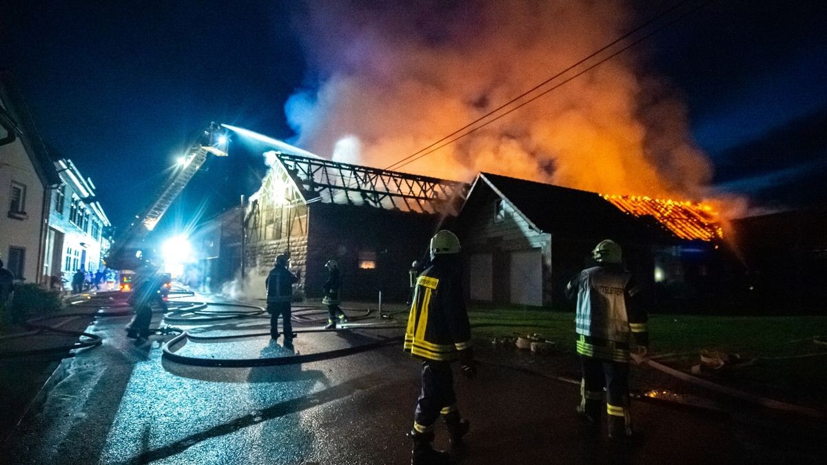 Die Feuerwehren von Ellichleben, Witzleben, Achelstädt, Stadtilm, Alkersleben, Elxleben, Dienstedt und Arnstadt waren bei dem Großband in Ellichleben im Einsatz. Auch ein Landwirtschaftsbetrieb half, die Versorgung mit Löschwasser sicherzustellen.